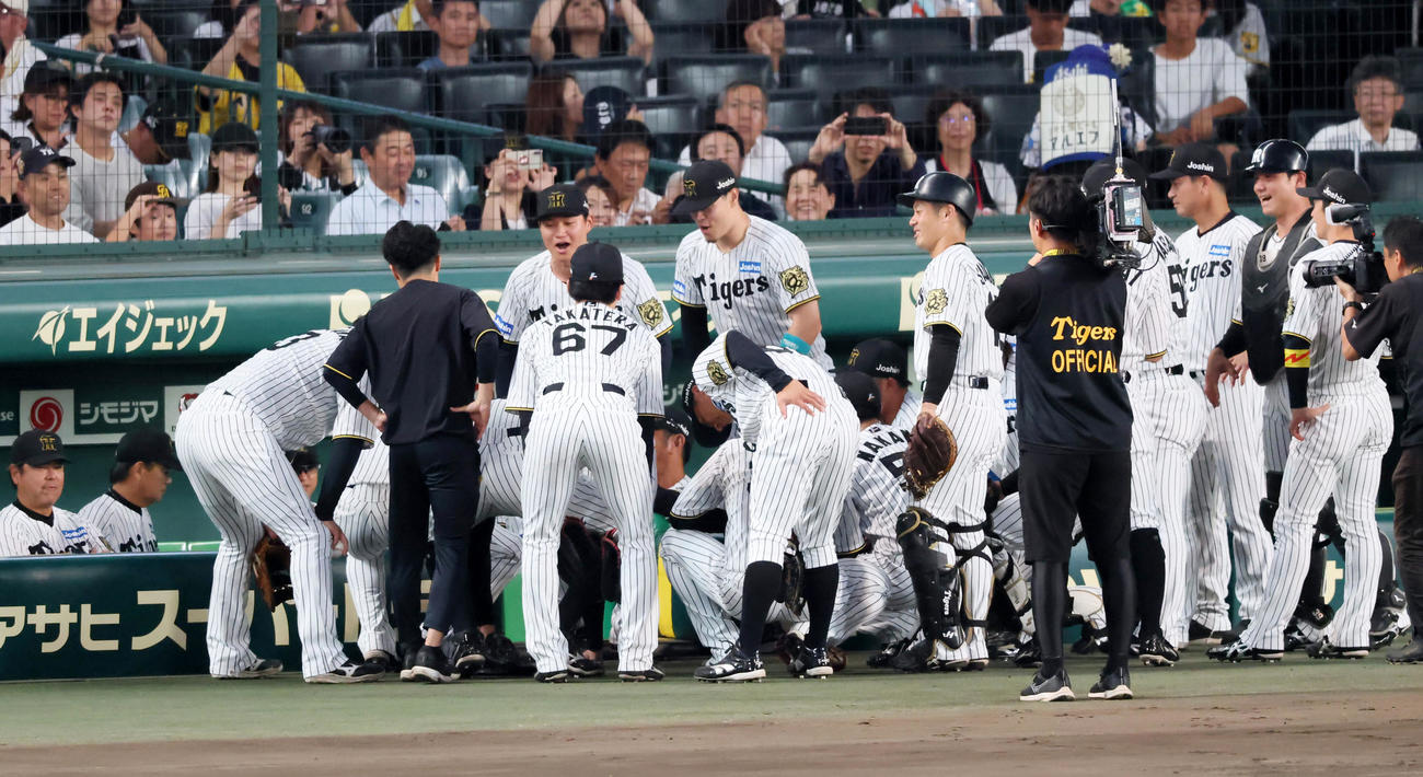 阪神対DeNA　試合前の円陣を組む阪神ナイン（撮影・加藤哉）