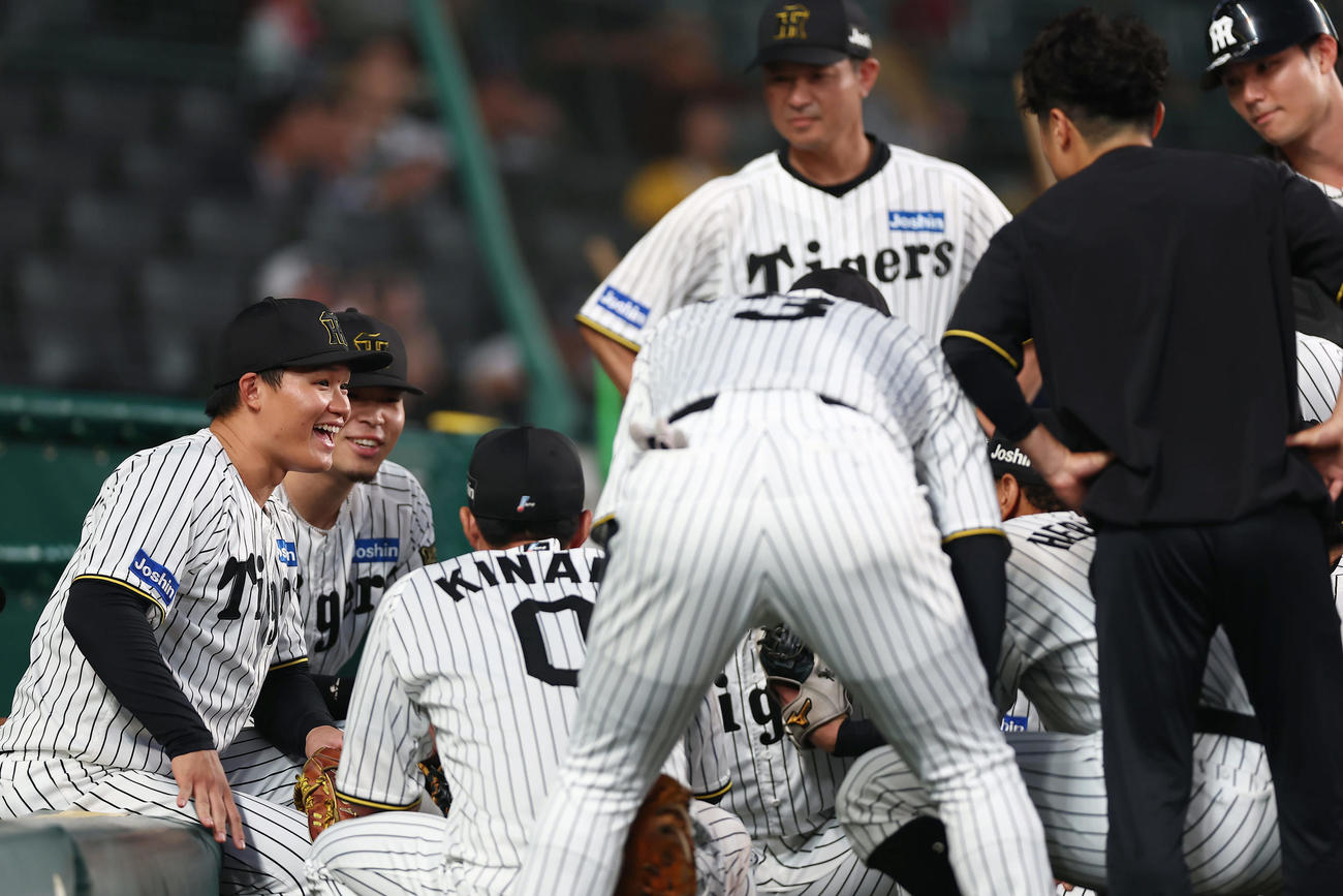 阪神対DeNA　試合前の円陣でナインに笑顔で声をかける阪神森下（左端）（撮影・前田充）