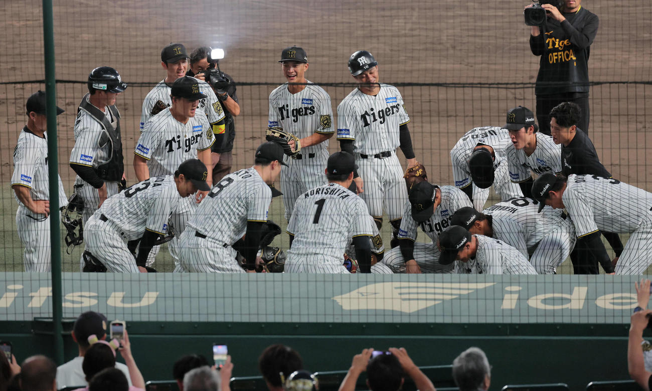 CSファイナル阪神対DeNA　試合前、森下（手前中央）の声出しで円陣を解く阪神ナイン（撮影・宮崎幸一）