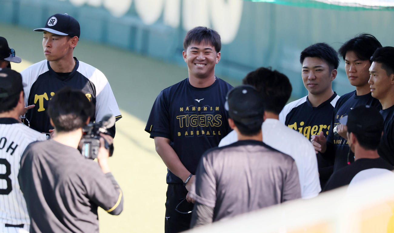 投手陣のミーティングで笑顔を見せる阪神桐敷（撮影・加藤哉）
