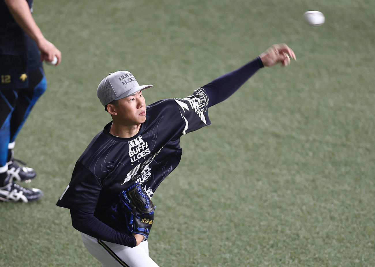 キャッチボールで調整するオリックス曽谷（2025年10月8日撮影）