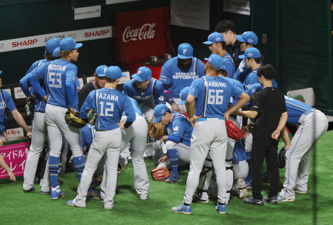 ソフトバンク対日本ハム　試合前、円陣を組む日本ハムナイン（撮影・加藤孝規）