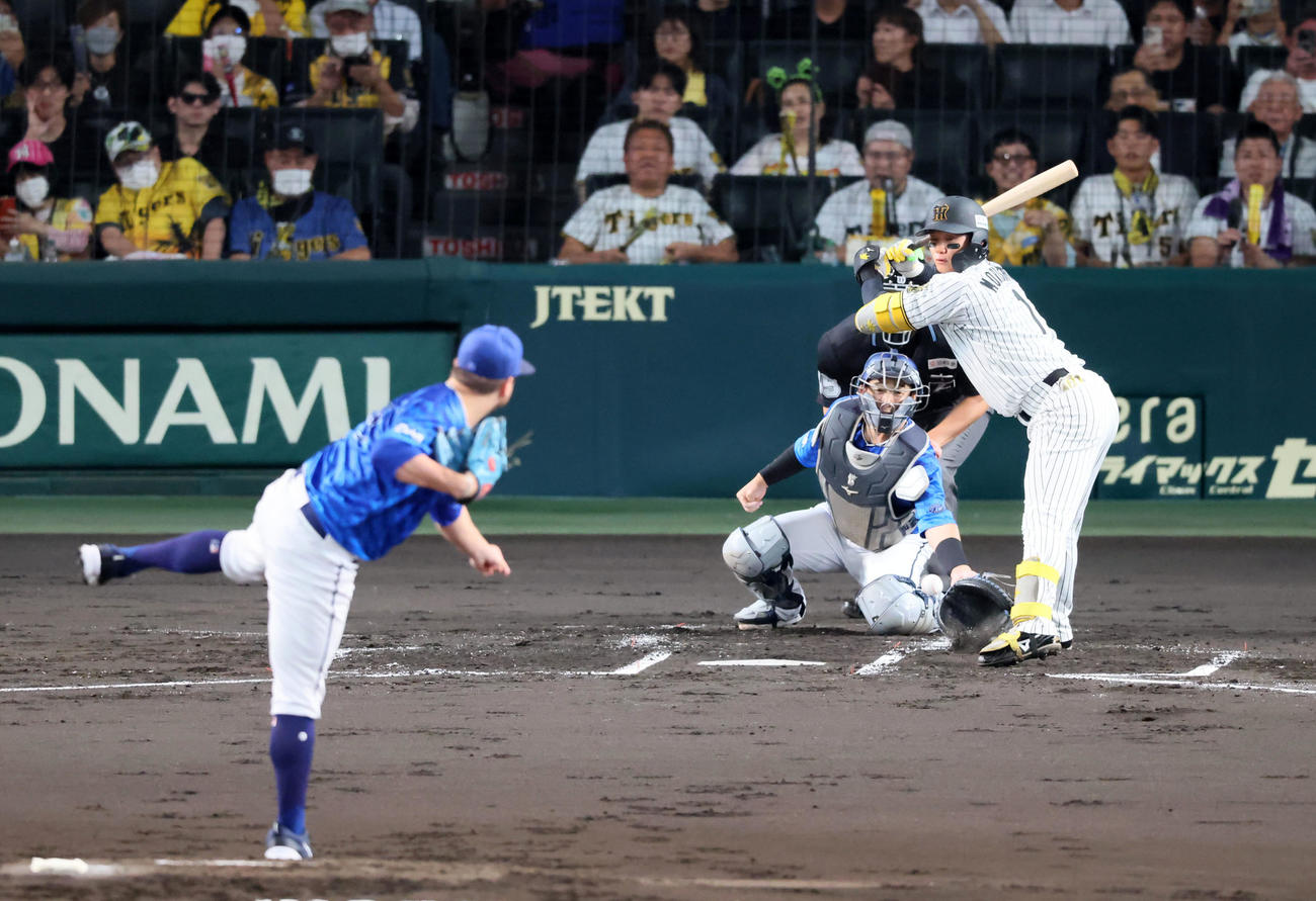 阪神対DeNA 1回裏阪神1死一塁、死球を受ける森下。投手ケイ（撮影・加藤哉）