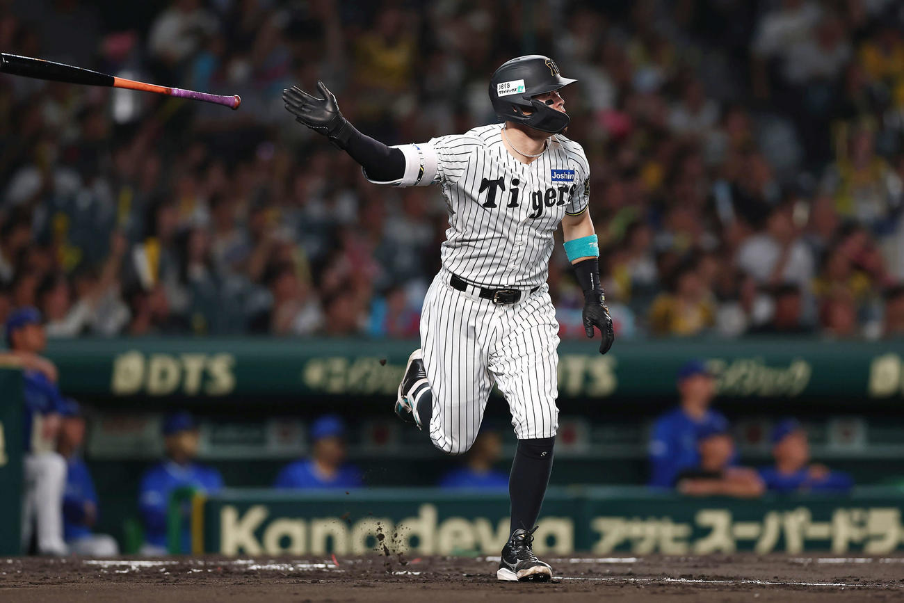 阪神対DeNA 1回裏阪神1死一、二塁、中越えに先制3点本塁打を放つ佐藤輝（撮影・前田充）