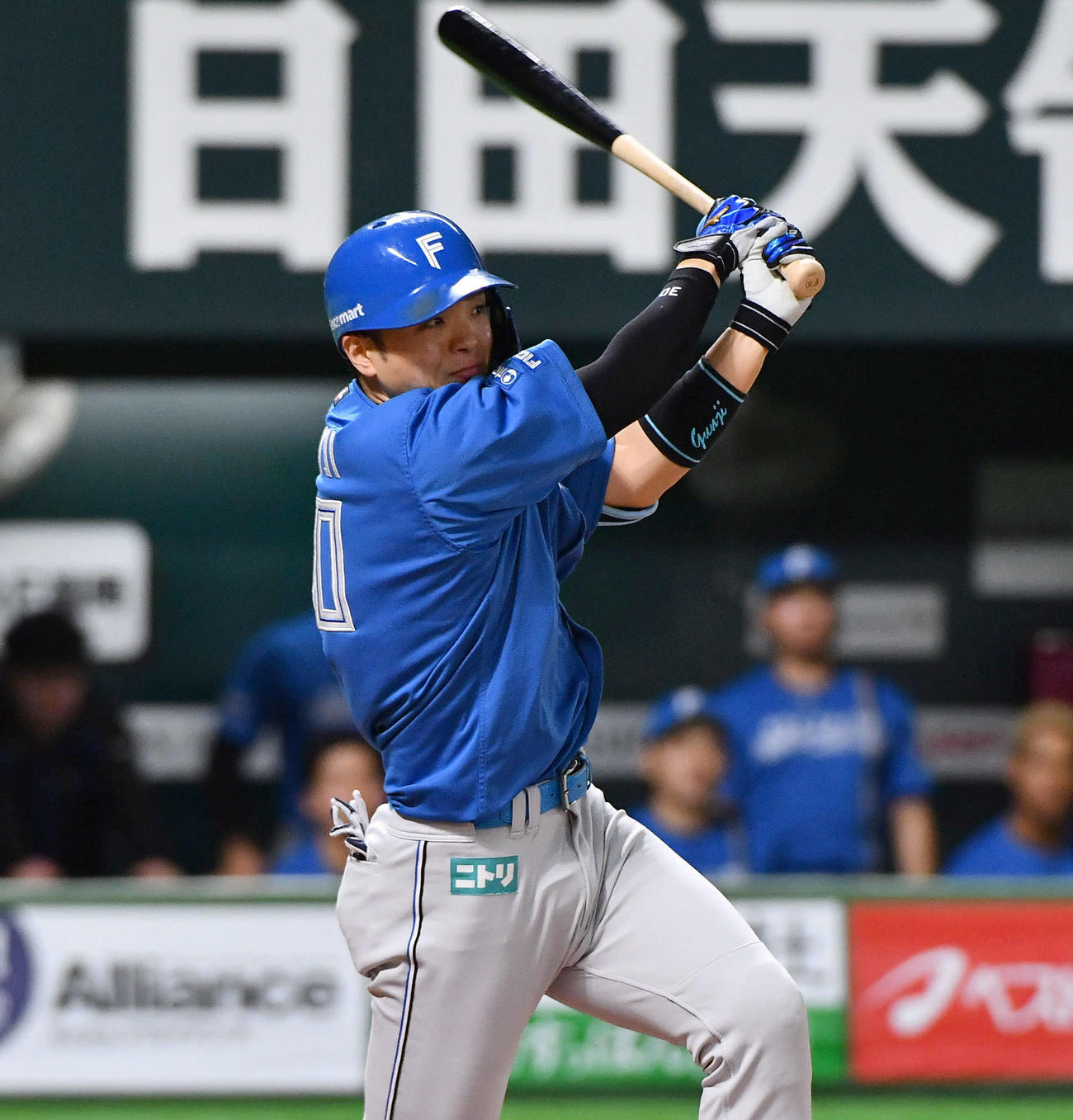 ソフトバンク対日本ハム　1回表日本ハム1死一、三塁、郡司は先制の右犠飛を放つ（撮影・岩下翔太）