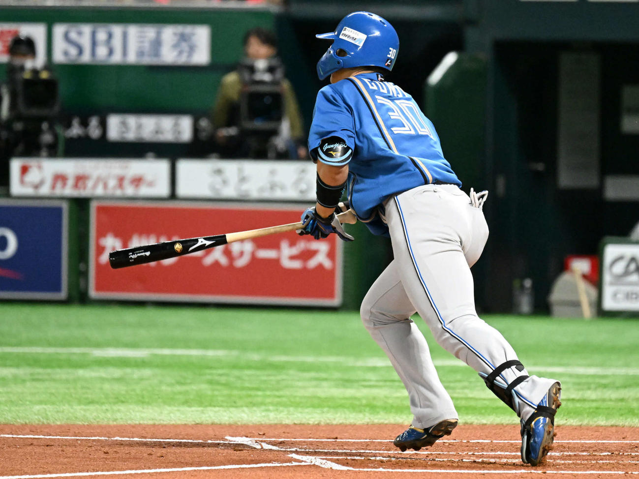 ソフトバンク対日本ハム　1回表日本ハム1死一、三塁、郡司は先制犠飛を放つ（撮影・林敢治）