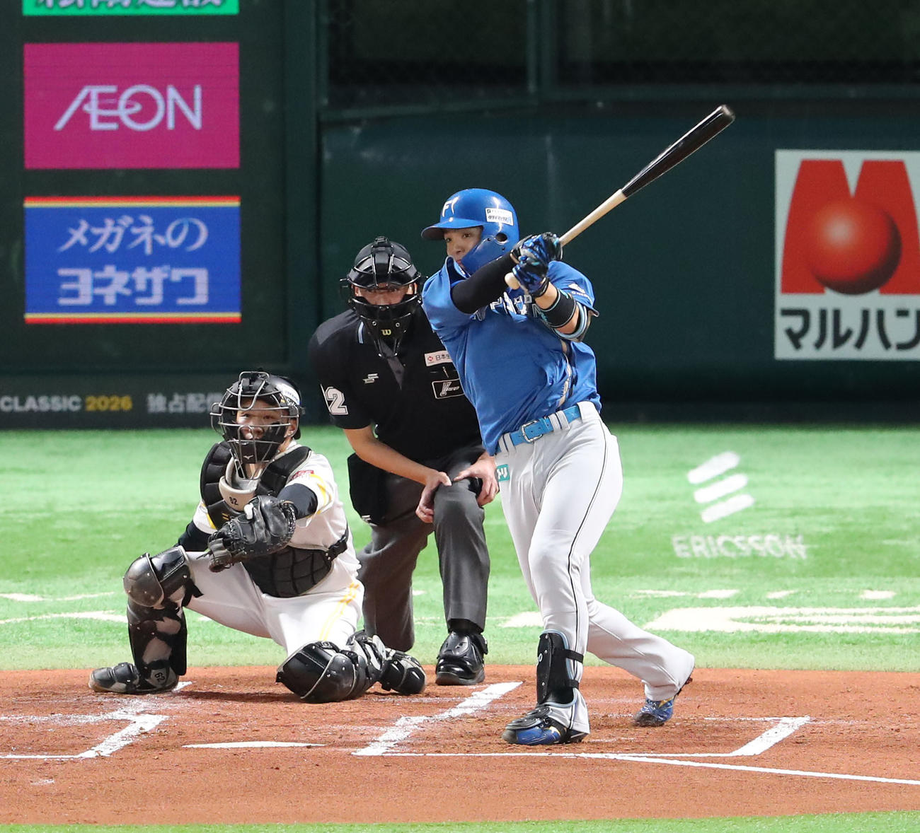 ソフトバンク対日本ハム　1回表日本ハム1死一、三塁、郡司は右犠飛を放つ（撮影・梅根麻紀）