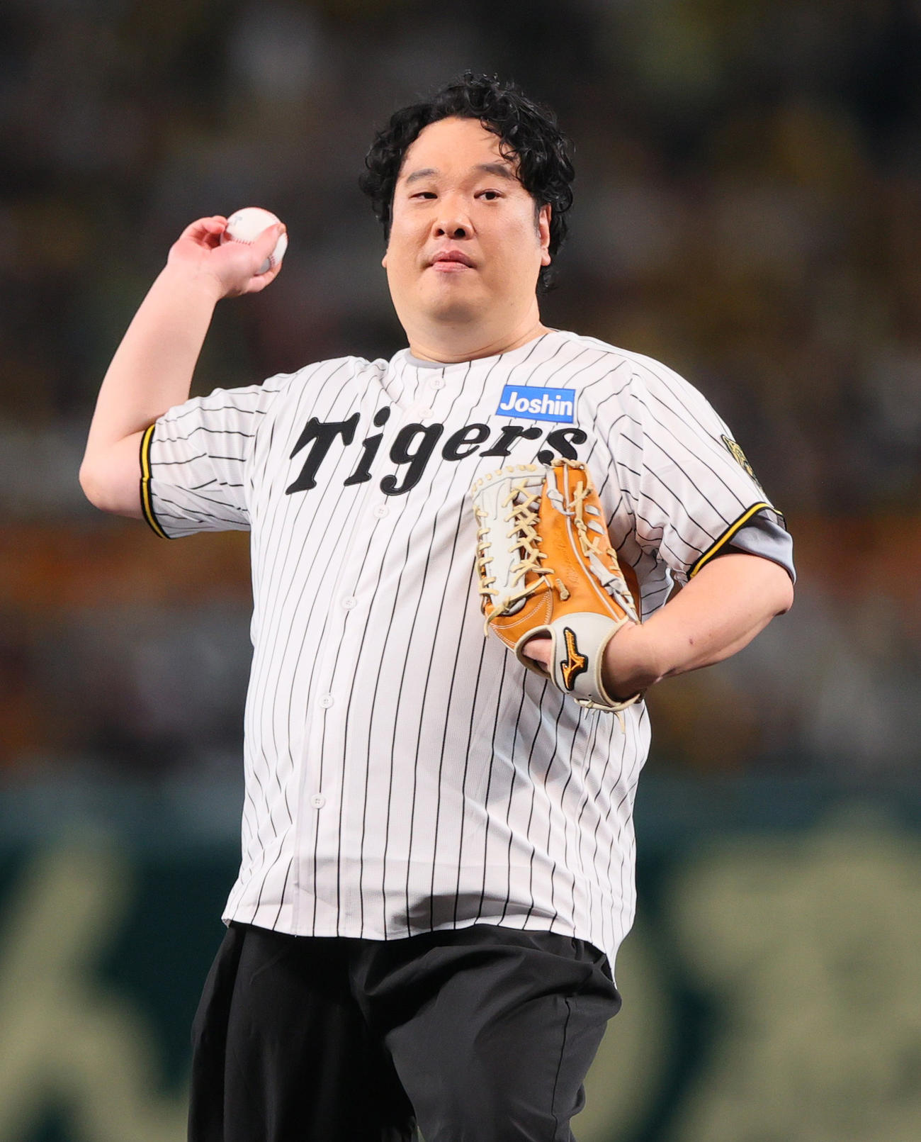 阪神対DeNA　始球式で投球する岡崎体育（撮影・上山淳一）