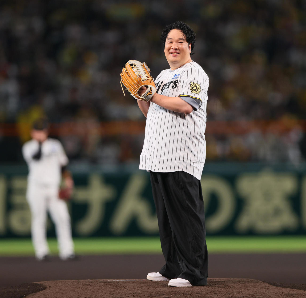 阪神対DeNA　始球式に臨む岡崎体育（撮影・上山淳一）