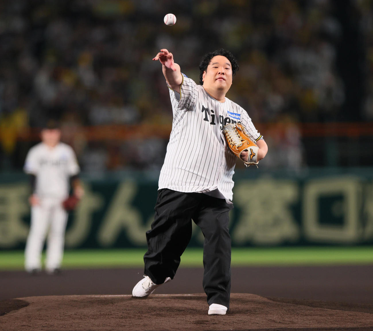 阪神対DeNA　始球式で投球する岡崎体育（撮影・上山淳一）