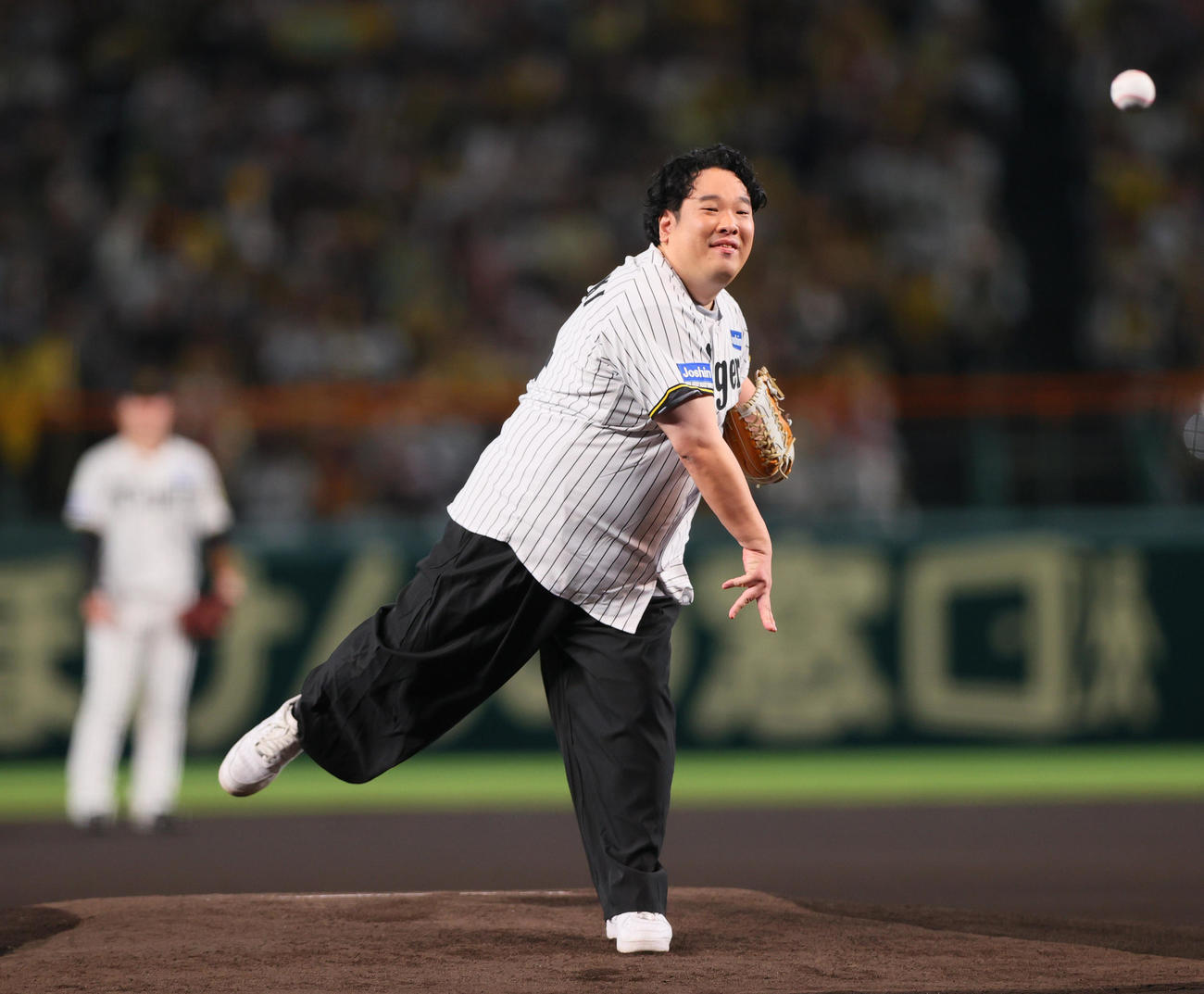 阪神対DeNA　始球式で投球する岡崎体育（撮影・上山淳一）