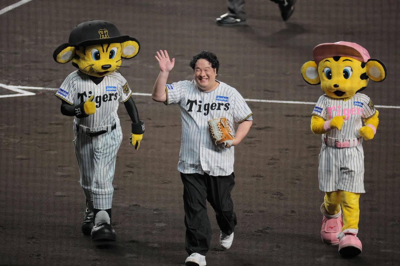 CSファイナル阪神対DeNA　始球式を行った岡崎体育（撮影・宮崎幸一）（撮影・宮崎幸一）