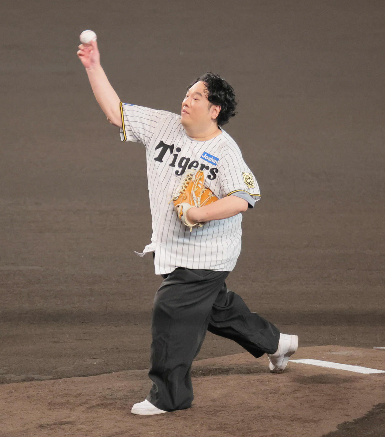 CSファイナル阪神対DeNA　始球式を行う岡崎体育（撮影・宮崎幸一）（撮影・宮崎幸一）