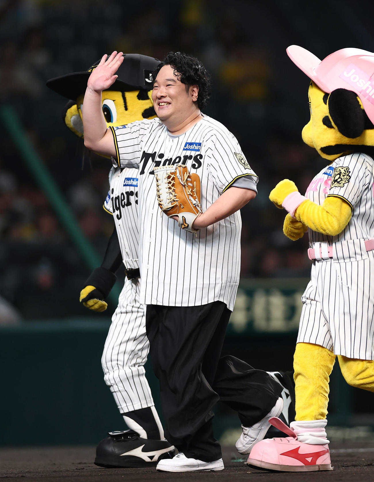 阪神対DeNA　始球式を務めた岡崎体育（撮影・前田充）