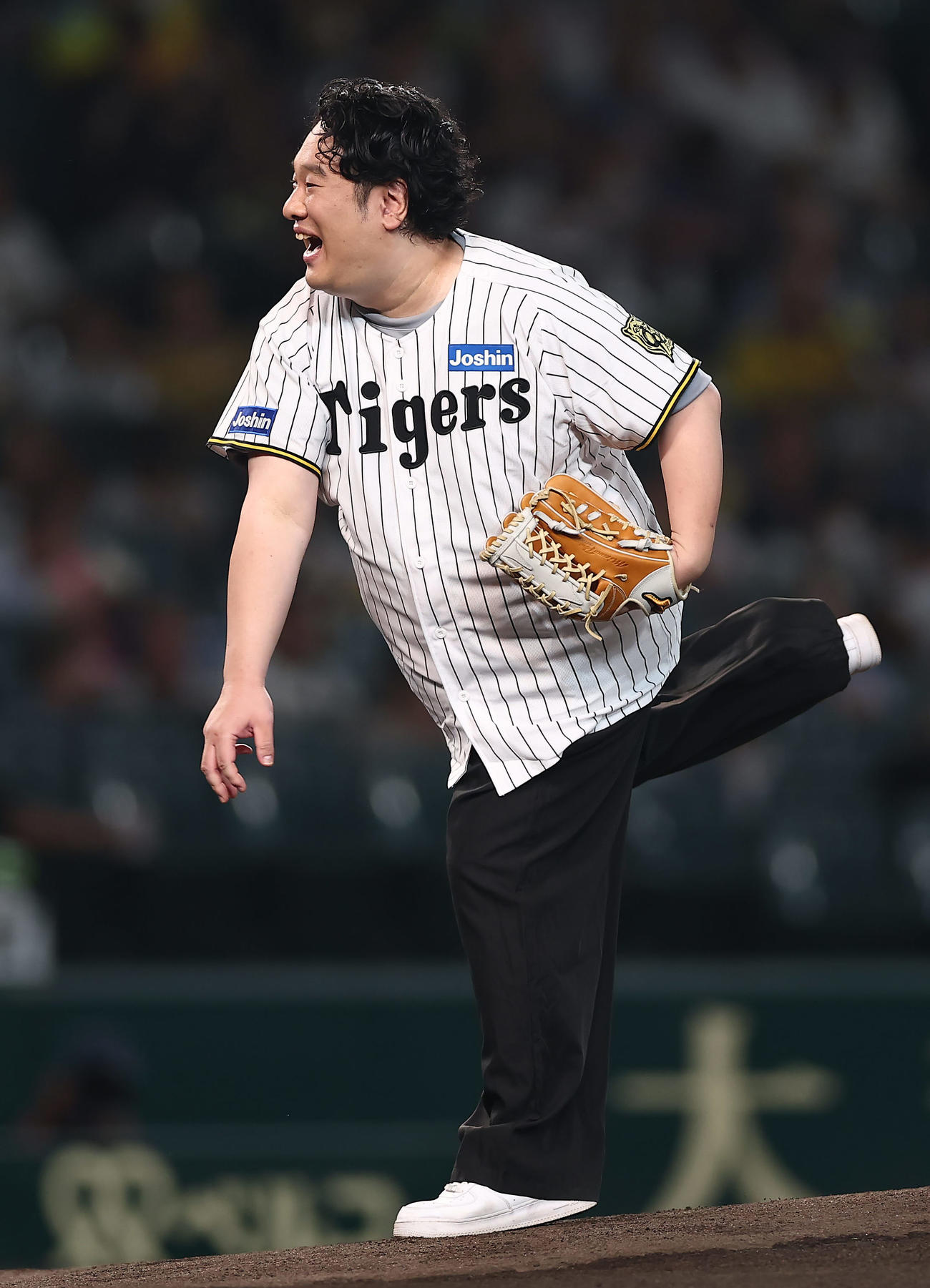 阪神対DeNA　始球式を務める岡崎体育（撮影・前田充）