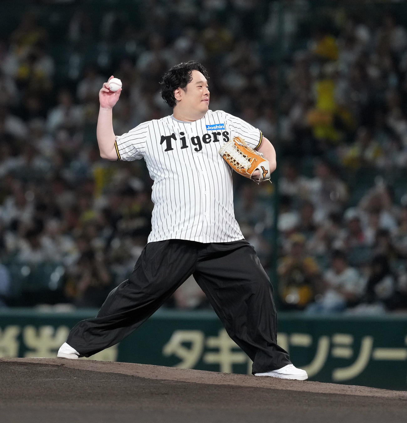 阪神対DeNA　始球式を務めた岡崎体育（撮影・たえ見朱実）