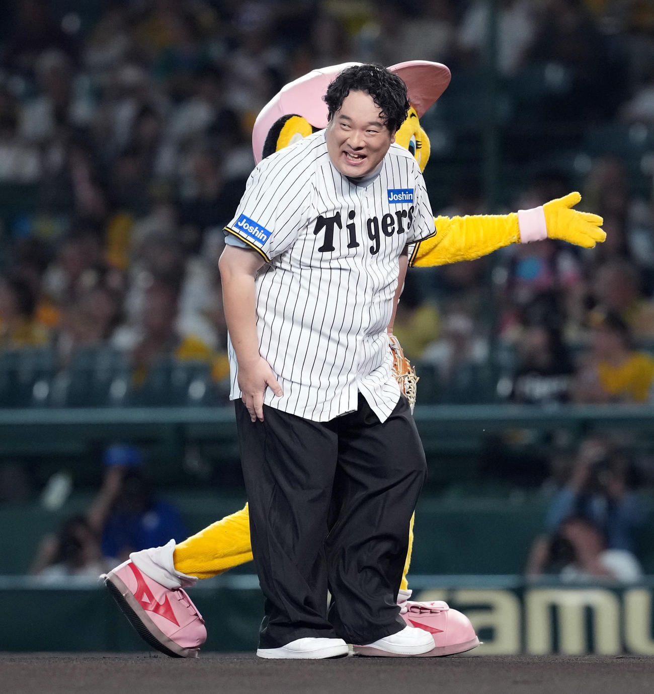阪神対DeNA　始球式を務めた岡崎体育（撮影・たえ見朱実）