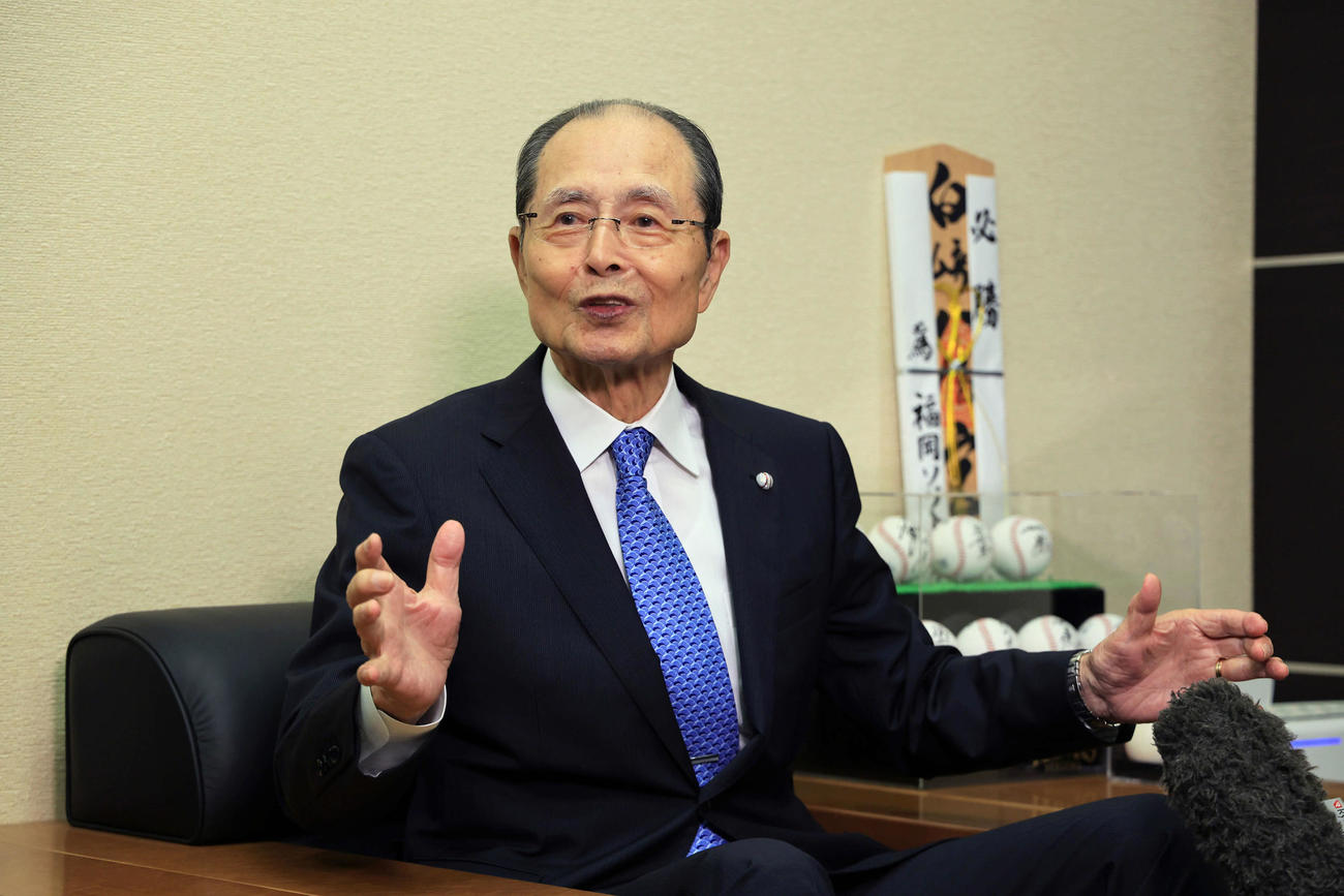 文化勲章を受章し、取材を受けるソフトバンク王球団会長（球団提供）