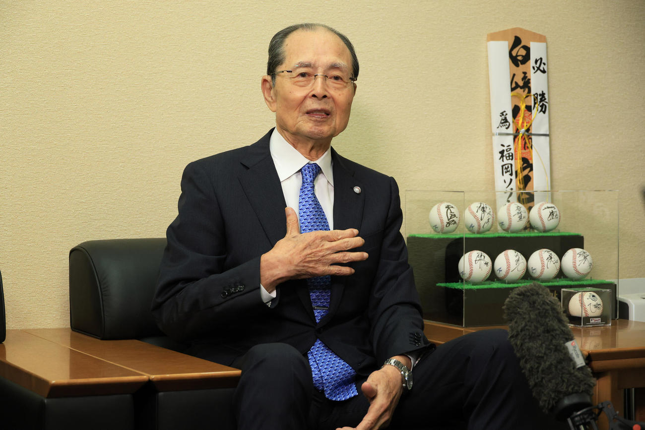 文化勲章を受章し、取材を受けるソフトバンク王球団会長（球団提供）