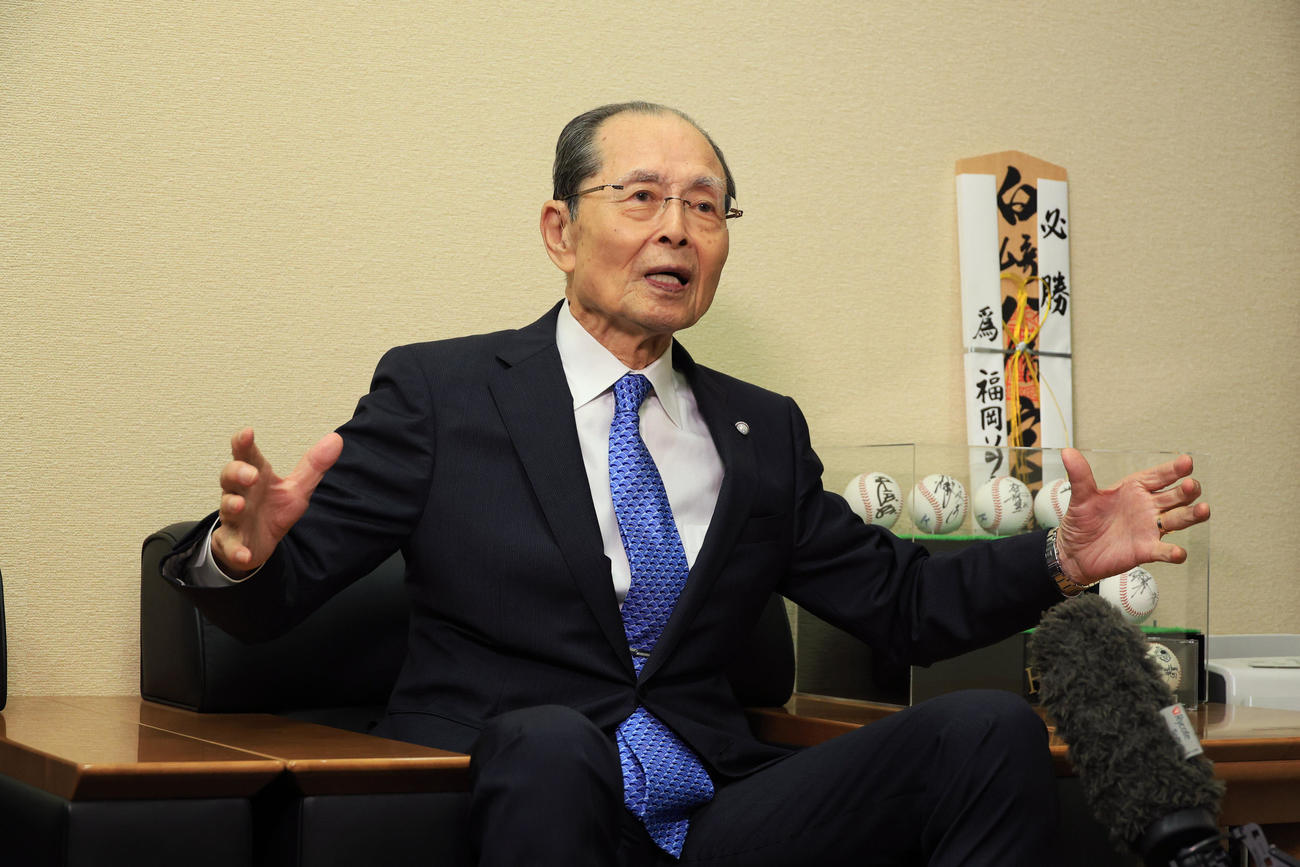 文化勲章を受章し、取材を受けるソフトバンク王球団会長（球団提供）