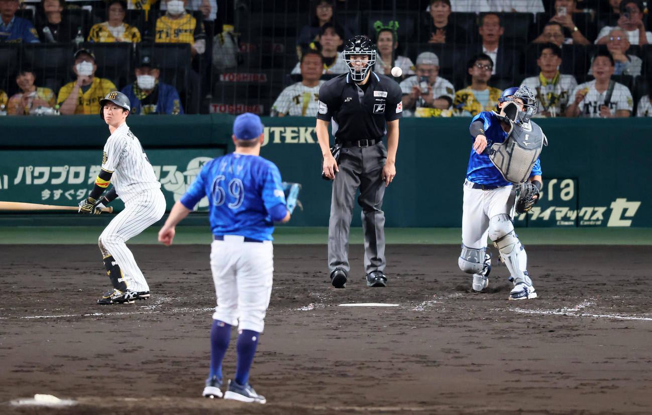 阪神対DeNA 4回裏阪神2死二塁、山本は打者近本のとき二走坂本を刺す。投手ケイ（撮影・加藤哉）