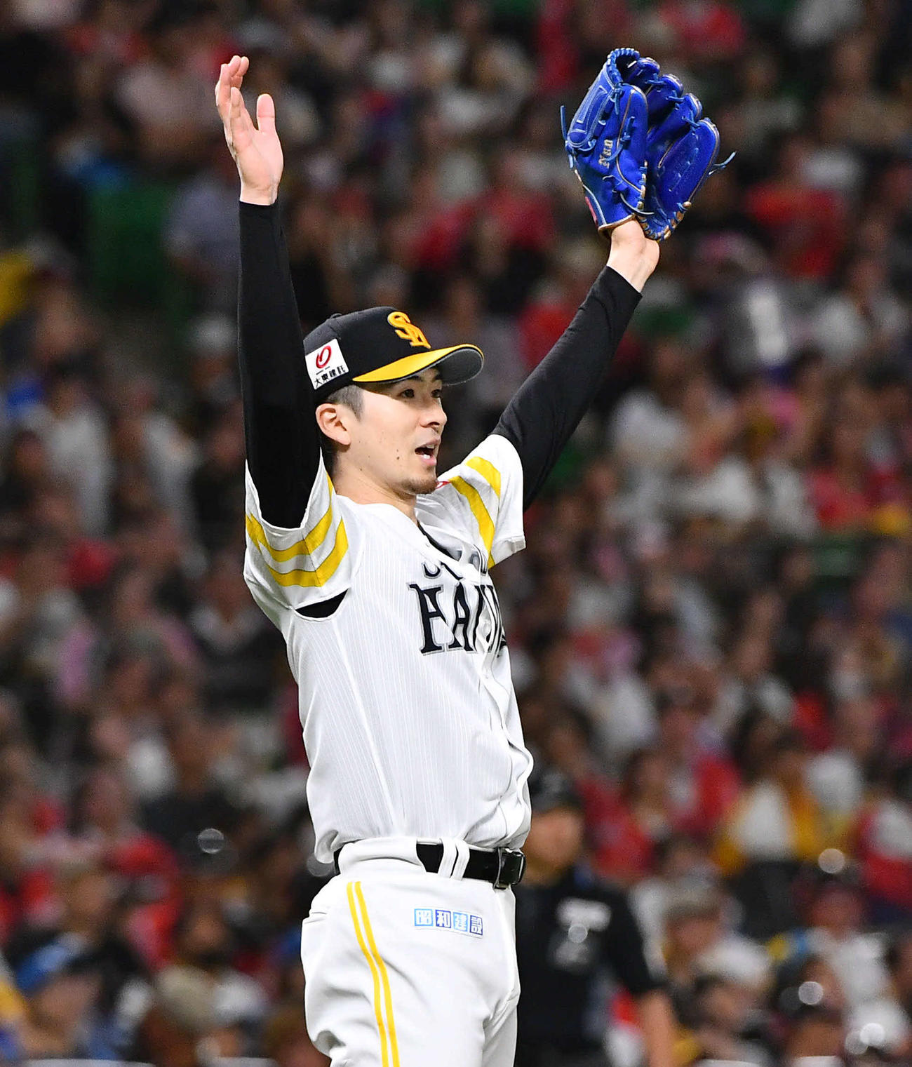ソフトバンク対日本ハム　3回表日本ハム1死、水谷の右飛を牧原大が好捕し、ばんざいする上沢（撮影・岩下翔太）