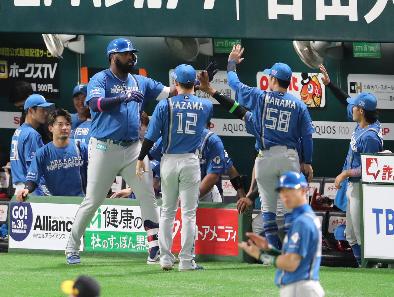 ソフトバンク対日本ハム　4回表日本ハム無死、レイエスは左越え本塁打を放ちベンチのナインとハイタッチ（撮影・梅根麻紀）