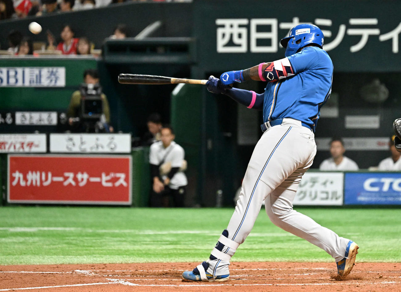 ソフトバンク対日本ハム　4回表日本ハム無死、レイエスは左越えに本塁打を放つ（撮影・林敢治）