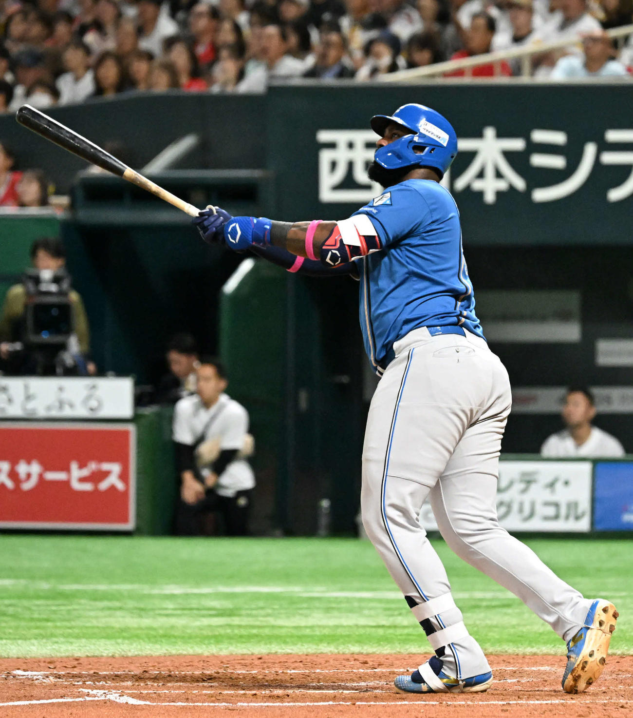 ソフトバンク対日本ハム　4回表日本ハム無死、レイエスは左越えに本塁打を放つ（撮影・林敢治）
