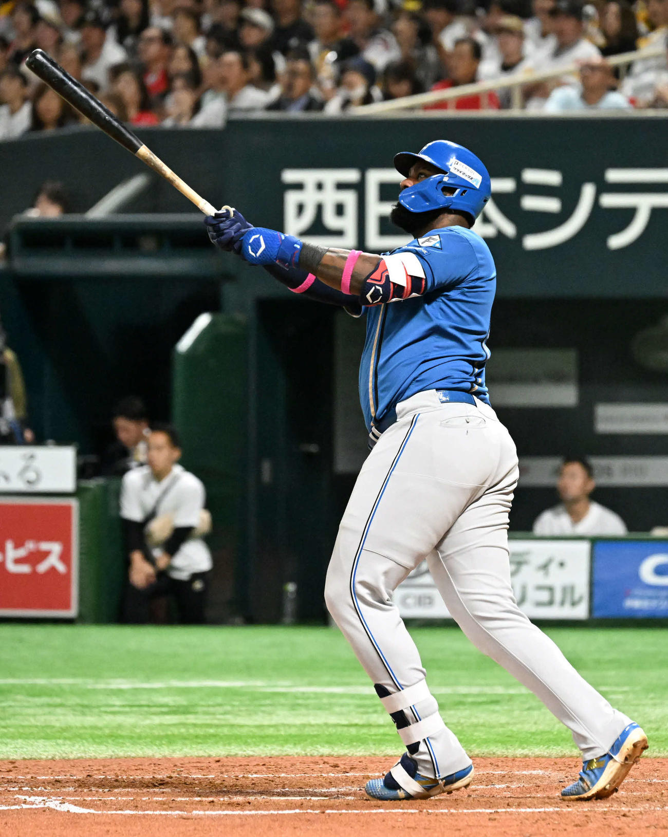 ソフトバンク対日本ハム　4回表日本ハム無死、レイエスは左越えに本塁打を放つ（撮影・林敢治）