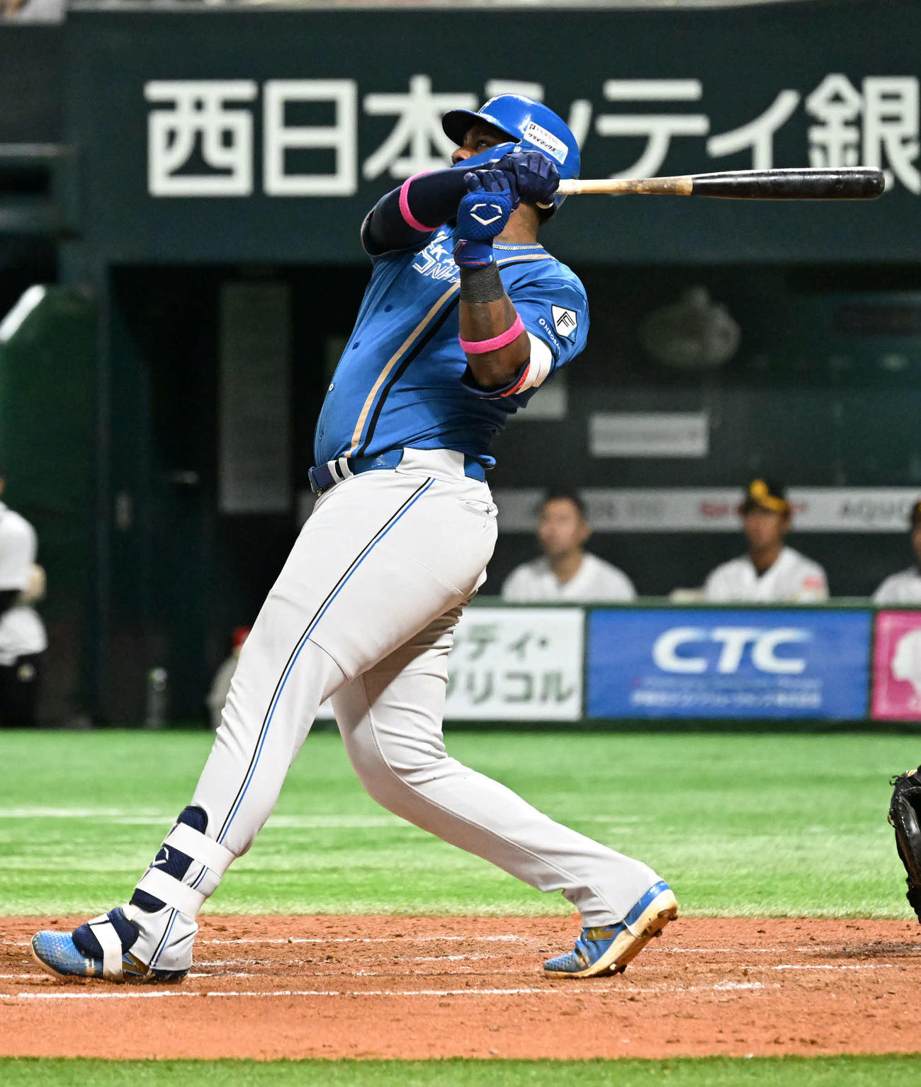 ソフトバンク対日本ハム　4回表日本ハム無死、レイエスは左越えに本塁打を放つ（撮影・林敢治）