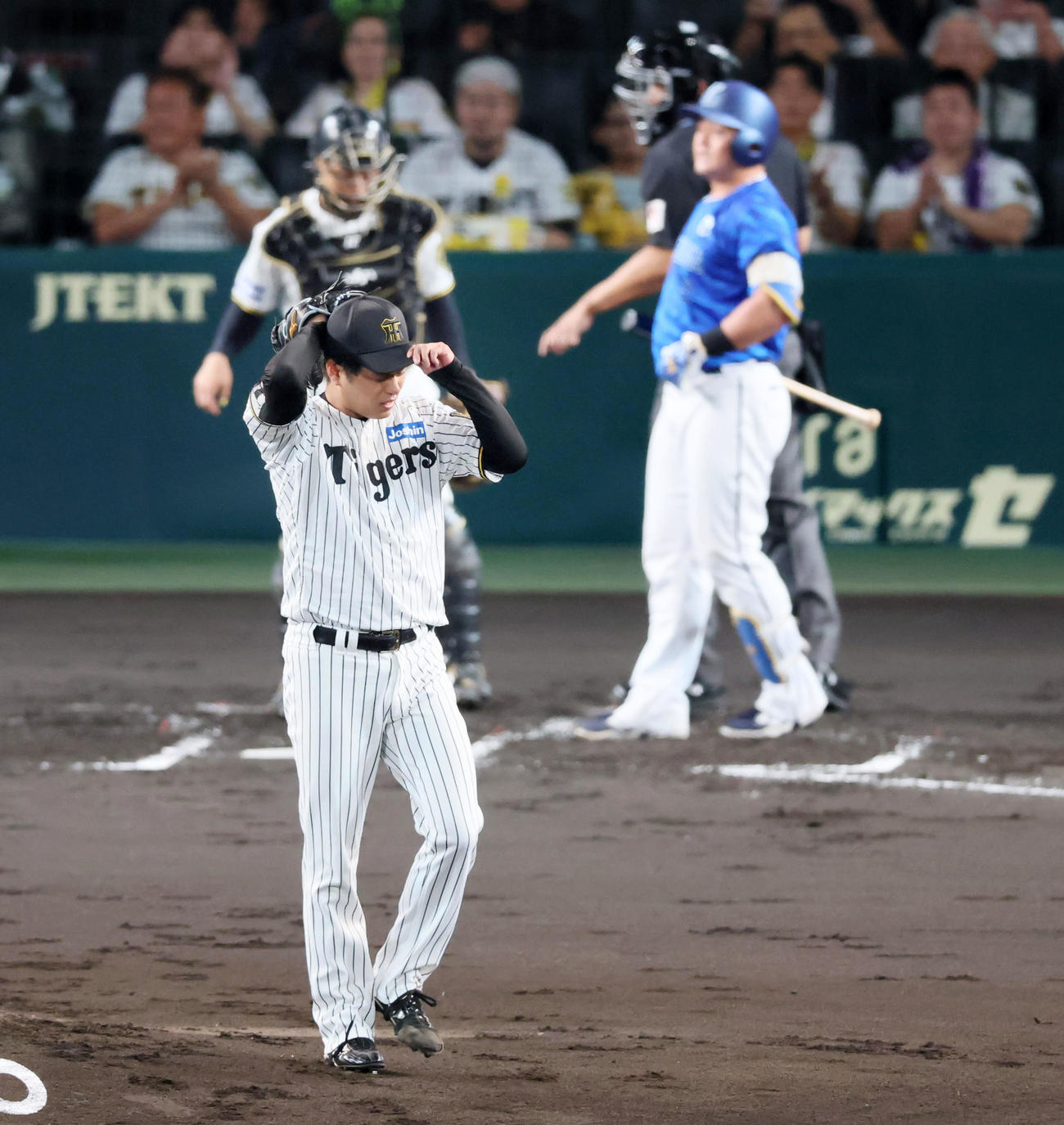 阪神対DeNA2回表DeNA無死、高橋は牧(右）を三振に仕留める（撮影・加藤哉）