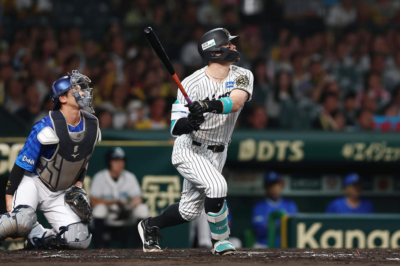 阪神対DeNA 1回裏阪神1死一、二塁、中越えに先制3点本塁打を放つ佐藤輝（撮影・前田充）