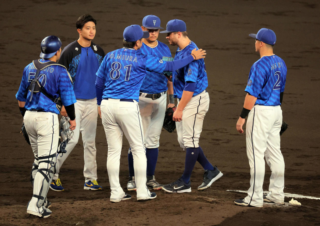 CSファイナル阪神対DeNA 5回裏阪神2死一、二塁、佐藤輝明を申告敬遠した三浦監督（左から2人目）はケイ（右から2人目）に交代を告げる（撮影・宮崎幸一）