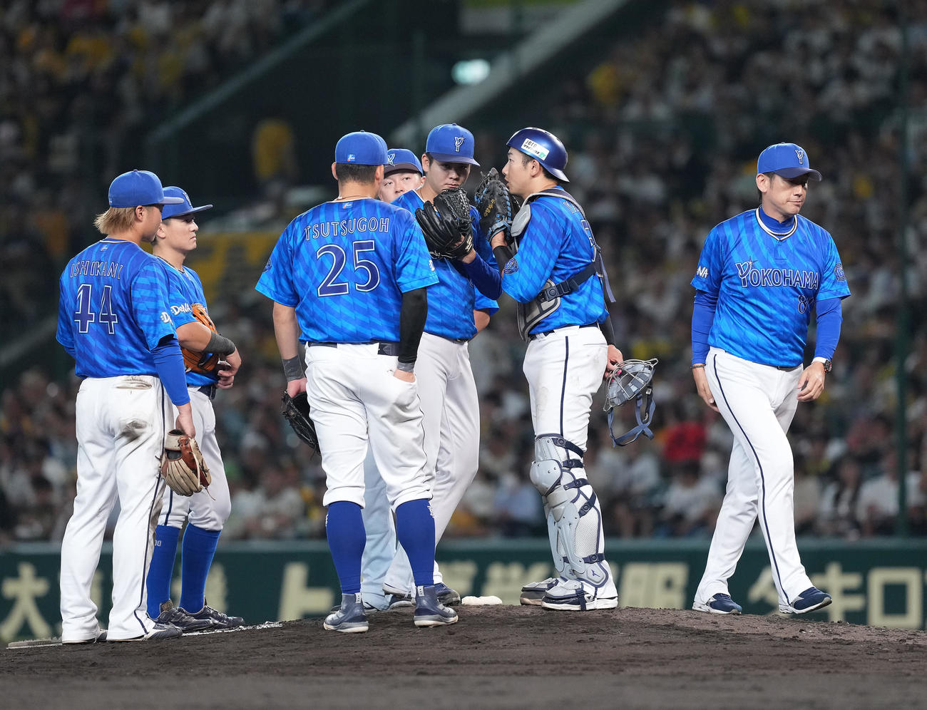 阪神対DeNA 5回途中で先発の先発ケイを降板させ宮城にマウンドを託した三浦監督（撮影・たえ見朱実）