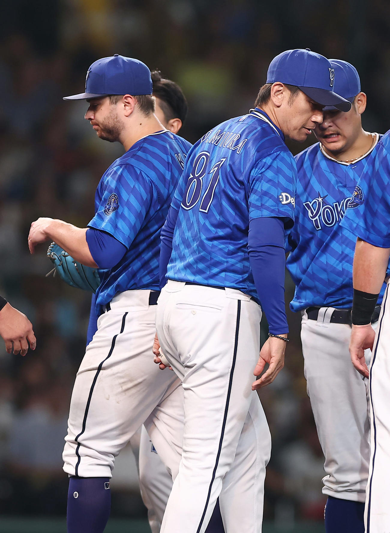 阪神対DeNA 5回裏阪神2死一、二塁、ケイ（左）に交代を告げた三浦監督（撮影・前田充）