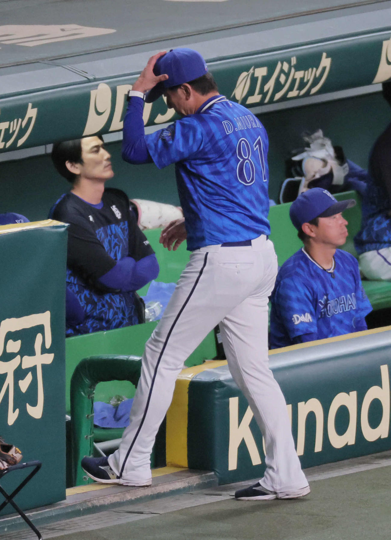 CSファイナル阪神対DeNA 5回裏阪神2死一、二塁、佐藤輝を申告敬遠した三浦監督はケイに交代を告げてベンチに戻る（撮影・宮崎幸一）