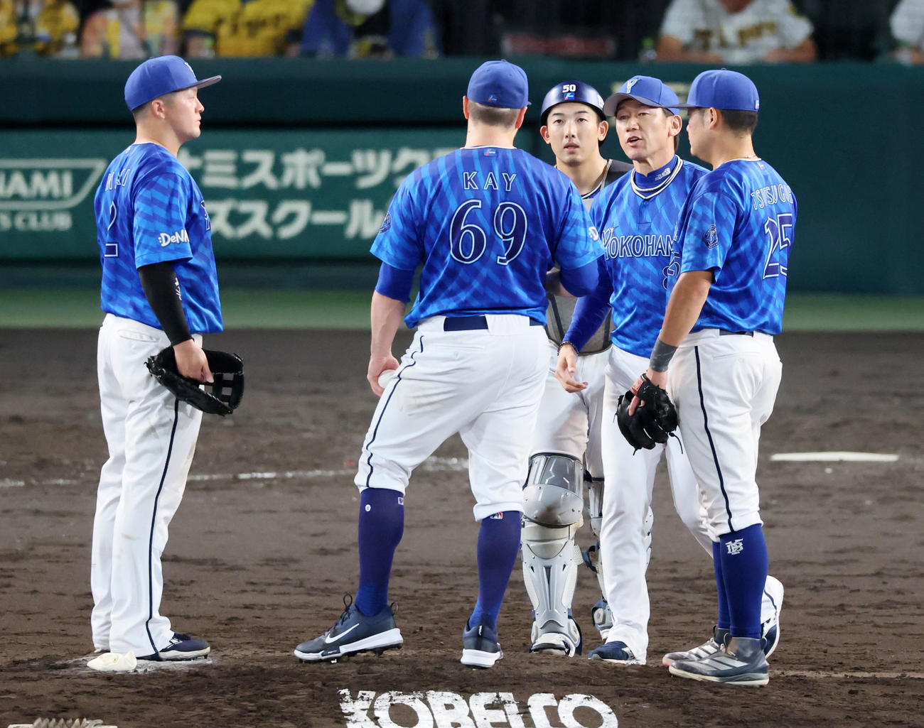 阪神対DeNA 5回裏阪神2死一、二塁、三浦監督はケイに降板を告げる（撮影・加藤哉）
