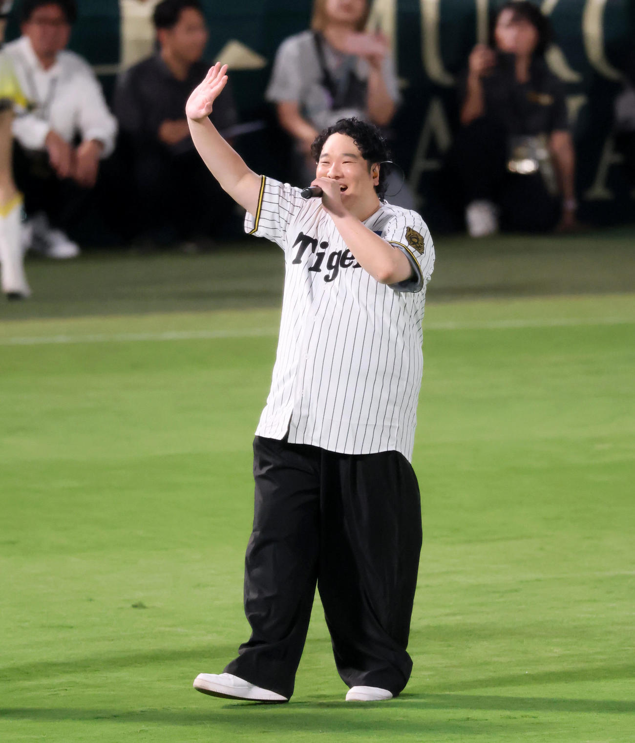 阪神対DeNA 5回裏を終え右翼付近で歌う岡崎体育（撮影・加藤哉）