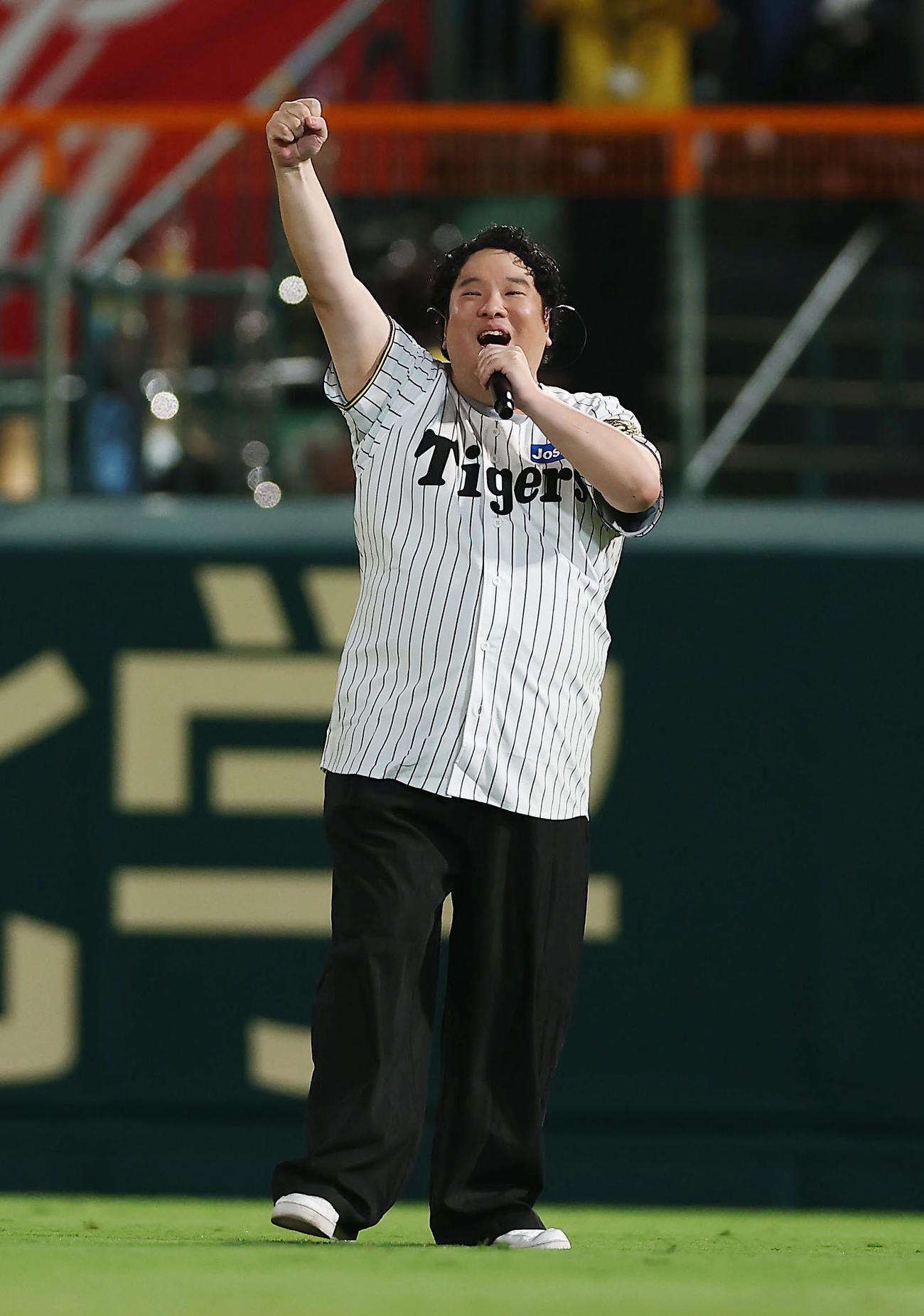 阪神対DeNA 5回終了後、ライブパフォーマンスで球場を盛り上げる岡崎体育（撮影・前田充）