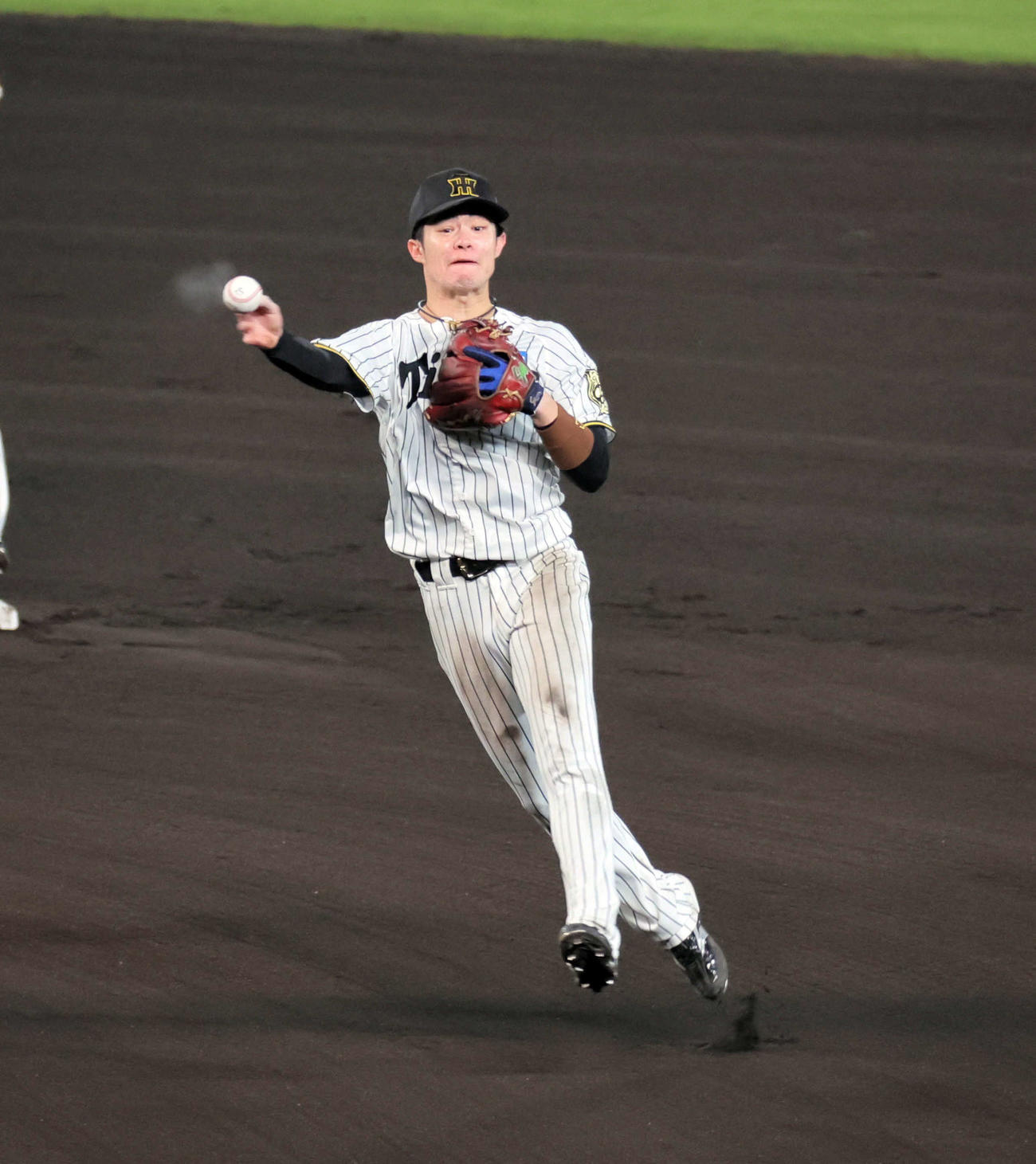 CSファイナル阪神対DeNA 6回表DeNA2死、中野は蝦名の打球で好守を見せる（撮影・宮崎幸一）