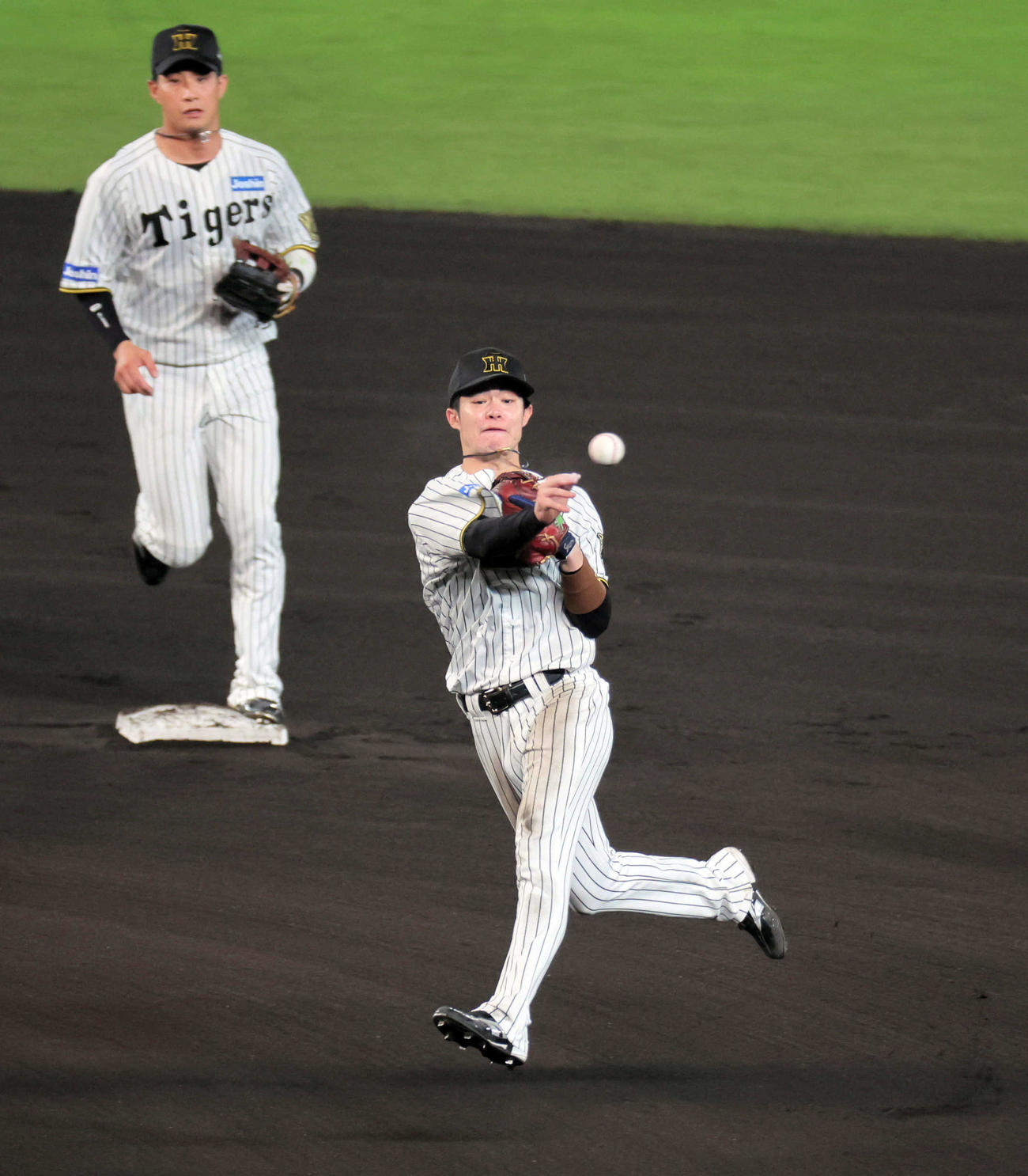 CSファイナル阪神対DeNA 6回表DeNA2死、中野は蝦名の打球で好守を見せる（撮影・宮崎幸一）