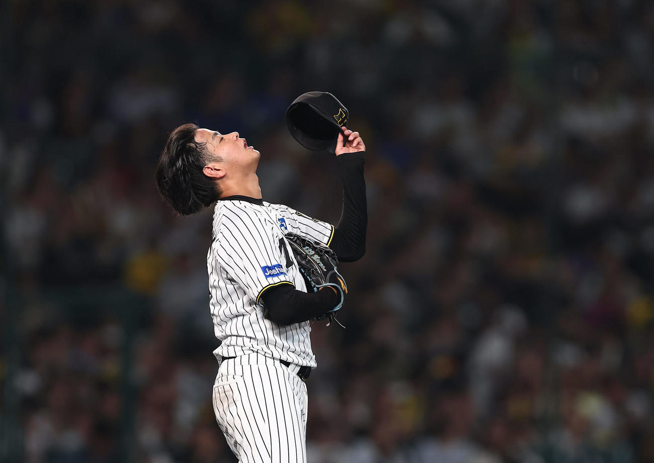 阪神対DeNA 7回表DeNA1死、佐野を遊ゴロに打ち取り、帽子をかぶりなおす高橋（撮影・前田充）