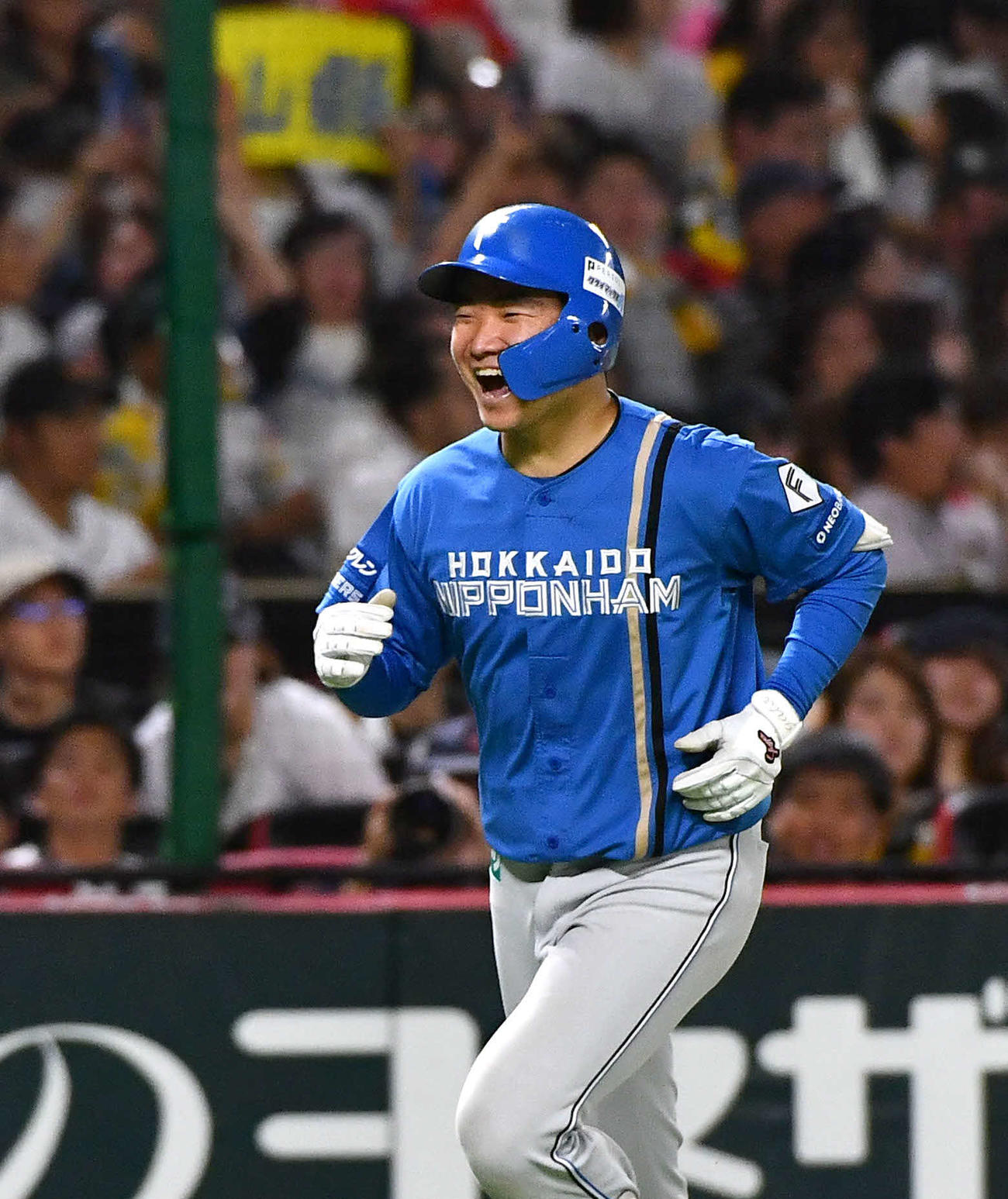ソフトバンク対日本ハム　7回表日本ハム無死、左越え本塁打を放ち、笑顔でダイヤモンドを一周する山県（撮影・岩下翔太）