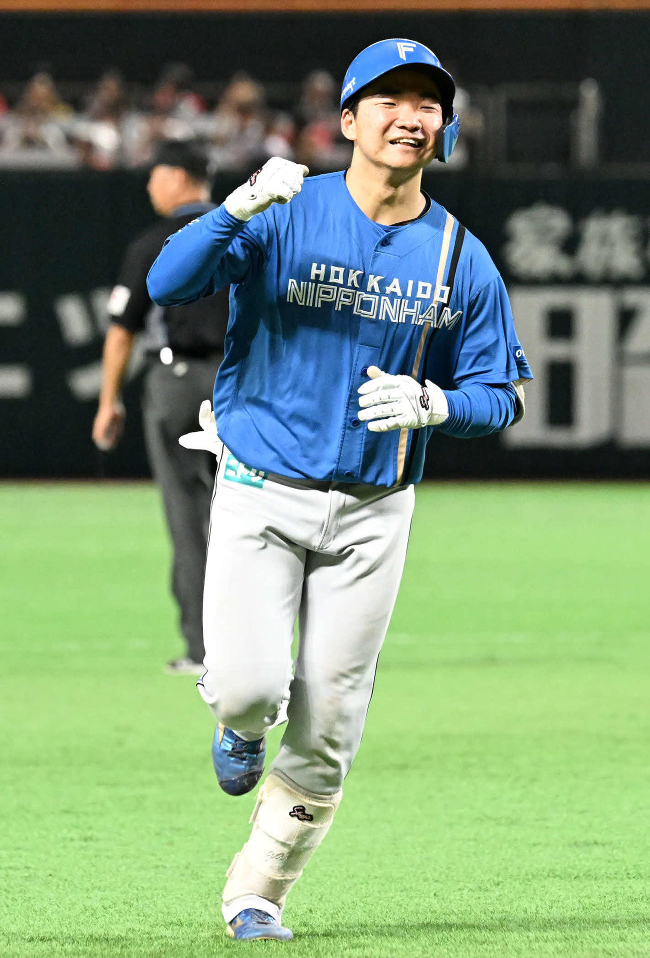 ソフトバンク対日本ハム　7回表日本ハム無死、山県は左越えに本塁打を放つ（撮影・林敢治）