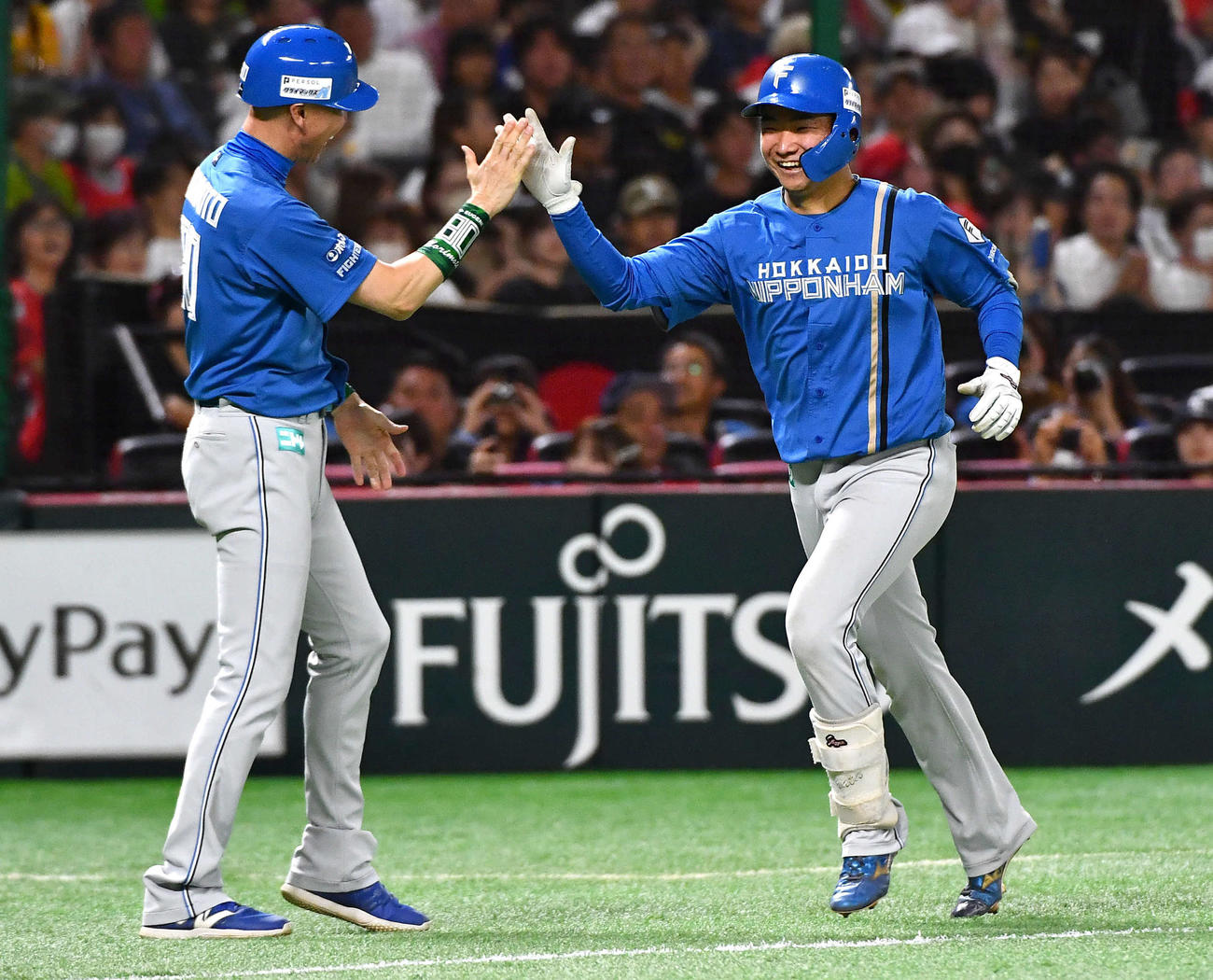 ソフトバンク対日本ハム　7回表日本ハム無死、左越え本塁打を放った山県（右）は森本コーチと笑顔でハイタッチしながらダイヤモンドを一周する（撮影・岩下翔太）