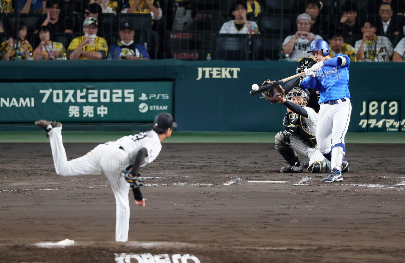 阪神対DeNA 8回表DeNA1死、代打松尾は中前打を放つ。投手高橋（撮影・加藤哉）