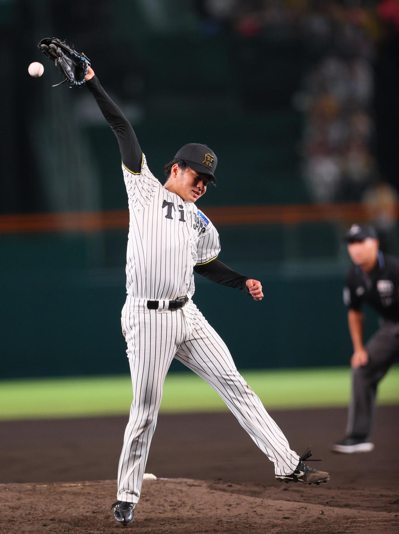 阪神対DeNA 8回表DeNA1死一塁、高橋は林の打球にグラブを出すが中前打となる（撮影・上山淳一）