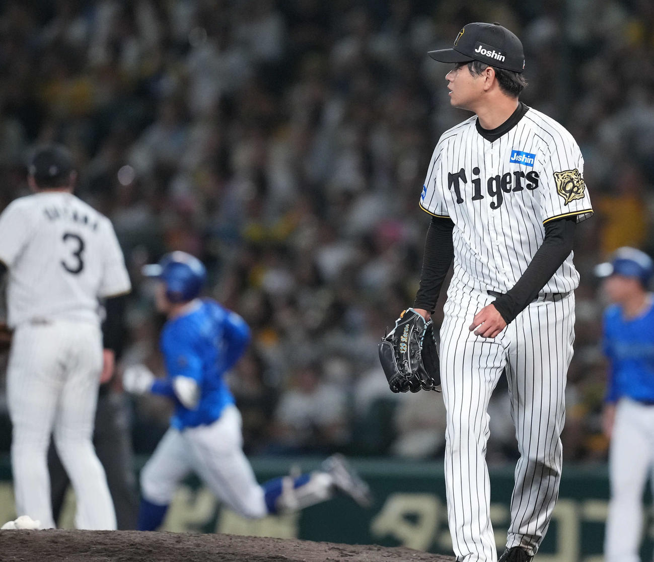 阪神対DeNA 8回表DeNA1死、代打松尾に中前打を許す阪神の先発高橋（撮影・たえ見朱実）