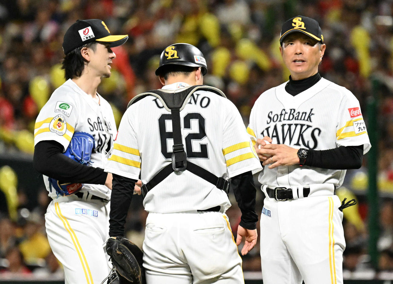ソフトバンク対日本ハム　7回表日本ハム2死一、三塁、降板する上沢（左）右は小久保監督（撮影・林敢治）